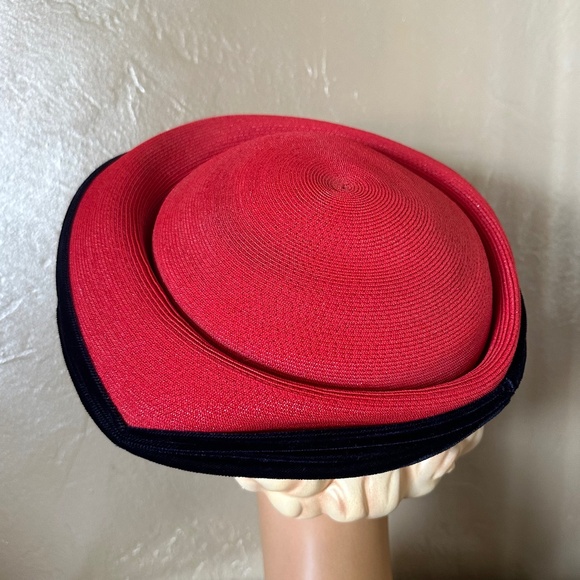 FESTIVE 1950s\' RED STRAW PLATTER HAT WITH NAVY VELOUR EDGING main image 10